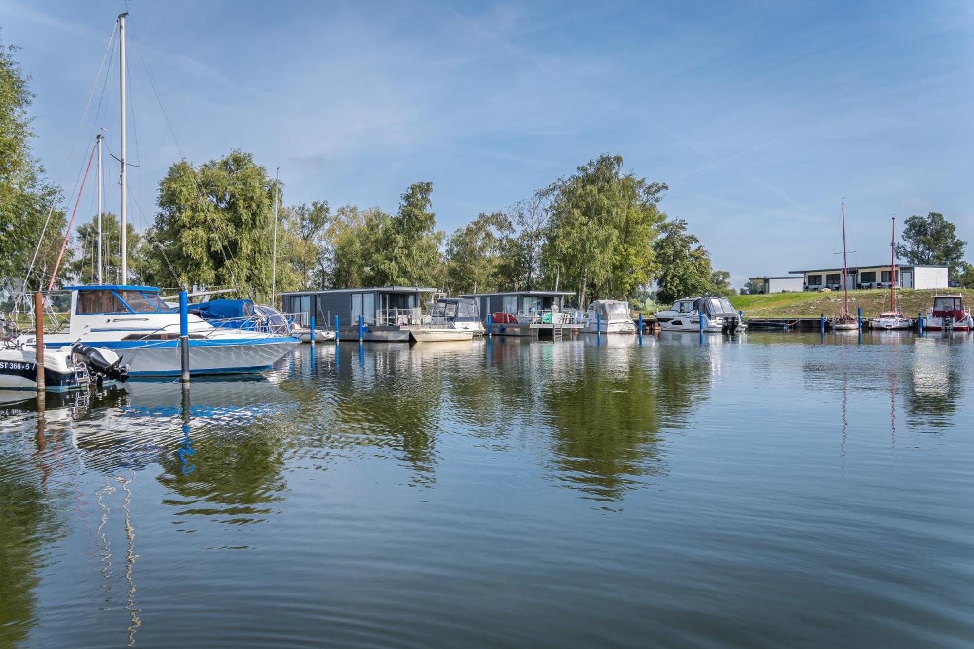 Отель Marina Martinshafen - Lotsenhaus Neuhof  Экстерьер фото