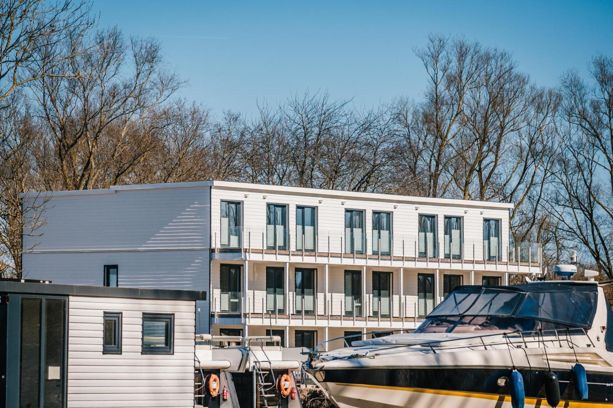 Отель Marina Martinshafen - Lotsenhaus Neuhof  Экстерьер фото